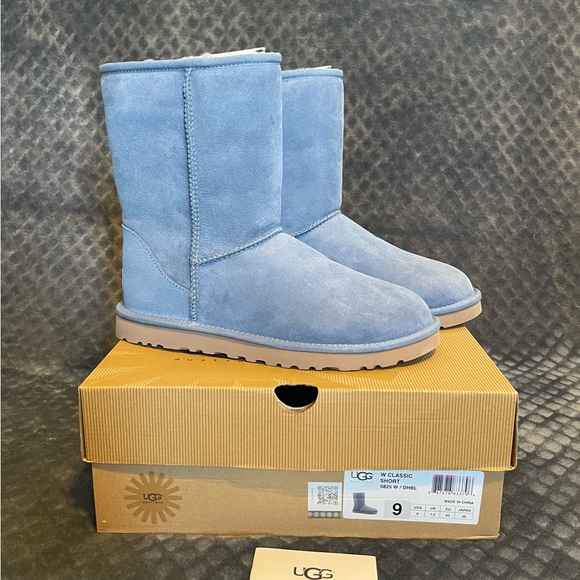 NIB UGG AUSTRALIA: CLASSIC SHORT DOLPHIN BLUE BOOTS, LIMITED EDITION - Picture 2 of 13